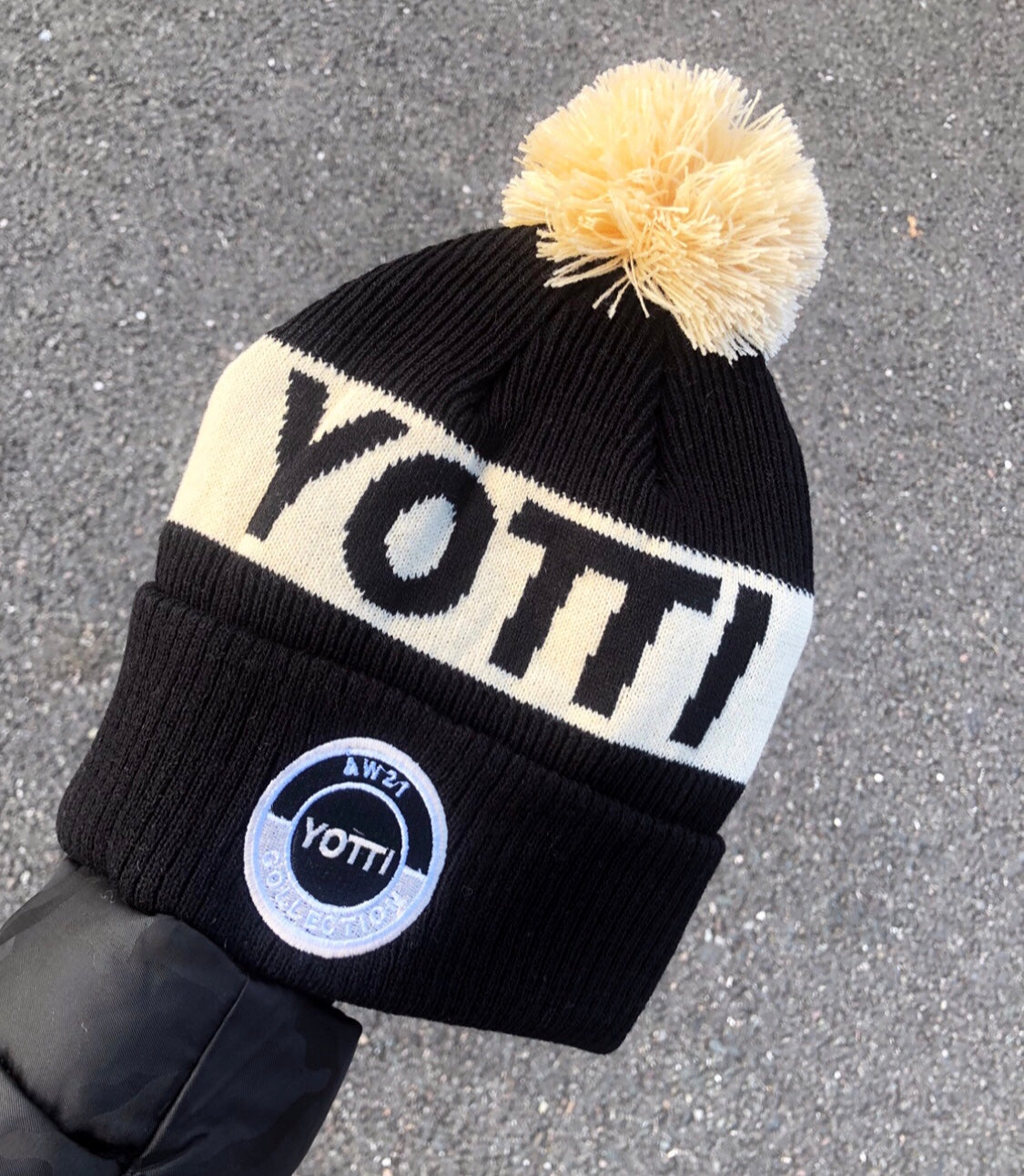 Bobble Beanie - Black/Beige